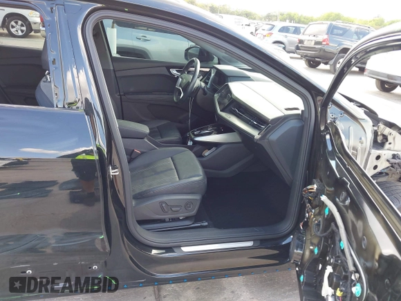 ✅ 2022 Audi Q4 e-tron Premium Plus • VIN: WA1H2BFZ8NP016907 • Lot: 44711752. Wystawiony na IAAI z przebiegiem 60 092 mil. Bezpłatny archiwum sprzedaży aukcyjnych z USA i szczegółowy raport historii pojazdu na DreamBid. Zdjęcie 5.