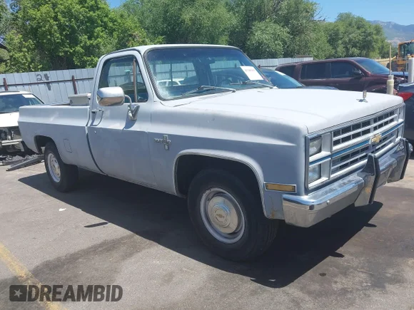 ✅ 1984 Chevrolet Silverado 1500 • VIN: 1GCGC24M3EJ175469 • Lot: 45385955. Wystawiony na IAAI z przebiegiem 51 027 mil. Bezpłatny archiwum sprzedaży aukcyjnych z USA i szczegółowy raport historii pojazdu na DreamBid. Zdjęcie 1.