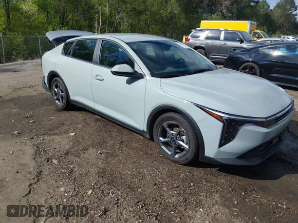 ✅ 2025 Kia K4 LXS • VIN: 3KPFT4DE8SE229373 • Lot: 44696573. Wystawiony na IAAI z przebiegiem 8 097 mil. Bezpłatny archiwum sprzedaży aukcyjnych z USA i szczegółowy raport historii pojazdu na DreamBid. Zdjęcie 1.