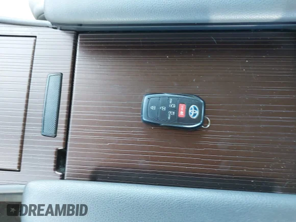 ✅ 2023 Toyota Sienna LE • VIN: 5TDKRKEC1PS165589 • Lot: 45083797. Wystawiony na IAAI z przebiegiem 95 921 mil. Bezpłatny archiwum sprzedaży aukcyjnych z USA i szczegółowy raport historii pojazdu na DreamBid. Zdjęcie 11.