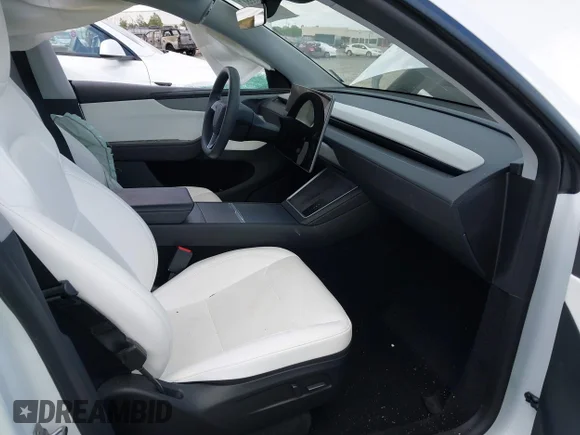 ✅ 2026 Tesla Model Y Long Range Launch Series • VIN: 7SAYGDEE6TA391641 • Lot: 44955517. Listed on IAAI with 10,948 mi. Free auction sales archive from the USA and detailed vehicle history report at DreamBid. Image 5.