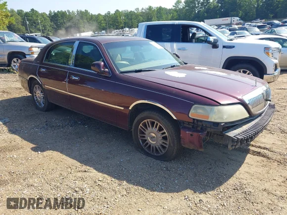 ✅ 2006 Lincoln Town Car Designer Series • VIN: 1LNHM83V86Y633770 • Lot: 42975088. Wystawiony na IAAI z przebiegiem 130 478 mil. Bezpłatny archiwum sprzedaży aukcyjnych z USA i szczegółowy raport historii pojazdu na DreamBid. Zdjęcie 1.