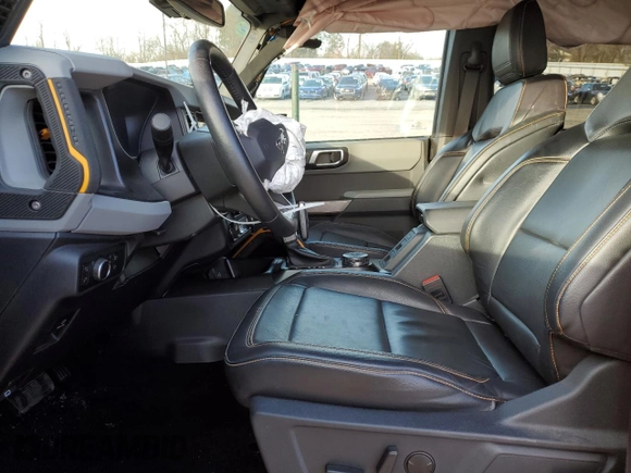 ✅ 2021 Ford Bronco • VIN: 1FMEE5DH4MLA61789 • Lot: 44879063. Wystawiony na Copart z przebiegiem 10 370 mil. Bezpłatny archiwum sprzedaży aukcyjnych z USA i szczegółowy raport historii pojazdu na DreamBid. Zdjęcie 7.