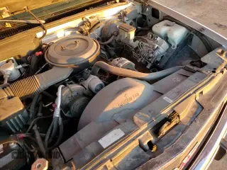 ✅ 1993 GMC Suburban • VIN: 1GKFK16KXPJ742708 • Lot: 84293994. Wystawiony na Copart z przebiegiem 162 477 mil. Bezpłatny archiwum sprzedaży aukcyjnych z USA i szczegółowy raport historii pojazdu na DreamBid. Zdjęcie 13.