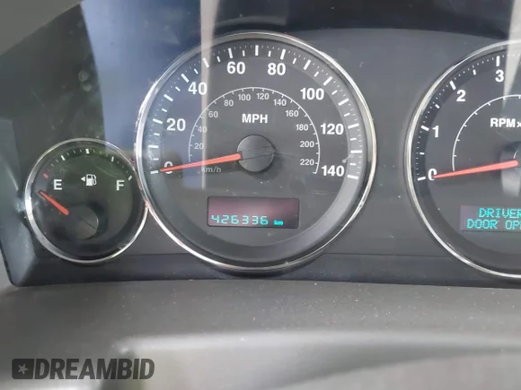 ✅ 2006 Jeep Commander Limited • VIN: 1J8HG58296C254842 • Лот: 43010629. Опубліковано раніше на IAAI з пробігом 426 336 миль. Безкоштовний доступ до архіву аукціонних продажів зі США та докладний звіт про історію автомобіля на DreamBid. Зображення 7.