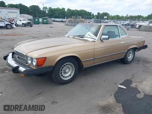 ✅ 1981 Mercedes-Benz 380 SL • VIN: WDBBA45A0BB002156 • Лот: 45002568. Опубліковано раніше на IAAI з пробігом 110 131 миль. Безкоштовний доступ до архіву аукціонних продажів зі США та докладний звіт про історію автомобіля на DreamBid. Зображення 2.