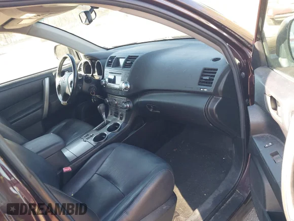✅ 2012 Toyota Highlander • VIN: 5TDBK3EHXCS119677 • Лот: 44984581. Опубліковано раніше на IAAI з пробігом 173 719 миль. Безкоштовний доступ до архіву аукціонних продажів зі США та докладний звіт про історію автомобіля на DreamBid. Зображення 5.