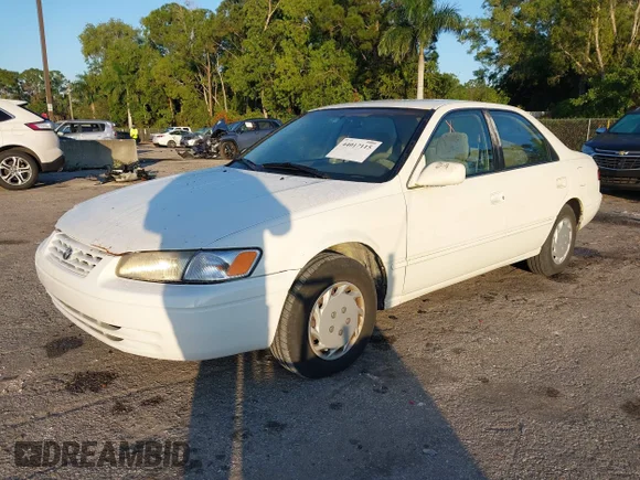 ✅ 1998 Toyota Camry LE • VIN: 4T1BG22K5WU384515 • Lot: 44017115. Wystawiony na IAAI z przebiegiem 94 499 mil. Bezpłatny archiwum sprzedaży aukcyjnych z USA i szczegółowy raport historii pojazdu na DreamBid. Zdjęcie 2.