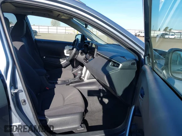 ✅ 2025 Toyota Corolla Cross LE • VIN: 7MUBAABG7SV120308 • Lot: 44791626. Wystawiony na IAAI z przebiegiem 13 398 mil. Bezpłatny archiwum sprzedaży aukcyjnych z USA i szczegółowy raport historii pojazdu na DreamBid. Zdjęcie 5.