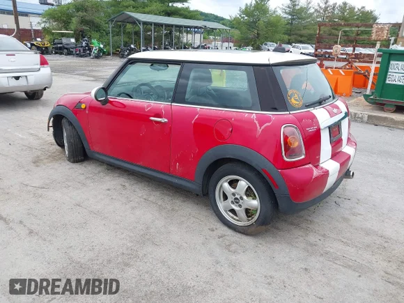✅ 2007 MINI Hardtop • VIN: WMWMF33527TL77959 • Lot: 45472233. Wystawiony na IAAI z przebiegiem 130 777 mil. Bezpłatny archiwum sprzedaży aukcyjnych z USA i szczegółowy raport historii pojazdu na DreamBid. Zdjęcie 3.