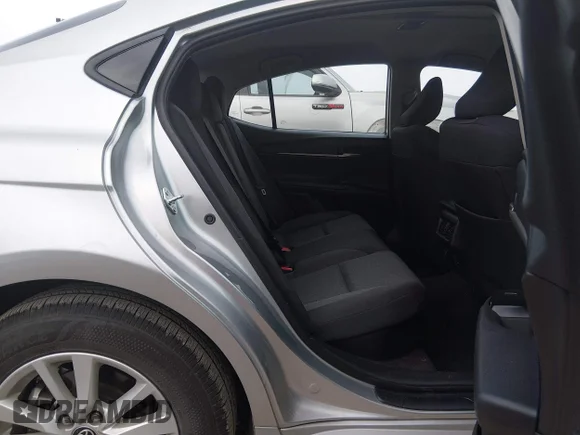 ✅ 2025 Toyota Camry LE • VIN: 4T1DAACK6SU585594 • Lot: 45059121. Wystawiony na IAAI z przebiegiem 40 012 mil. Bezpłatny archiwum sprzedaży aukcyjnych z USA i szczegółowy raport historii pojazdu na DreamBid. Zdjęcie 8.