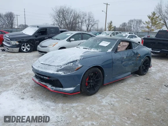 ✅ 2024 Nissan Z Nismo • VIN: JN1BZ4CH6RM360311 • Lot: 41596881. Wystawiony na IAAI z przebiegiem 8 916 mil. Bezpłatny archiwum sprzedaży aukcyjnych z USA i szczegółowy raport historii pojazdu na DreamBid. Zdjęcie 2.