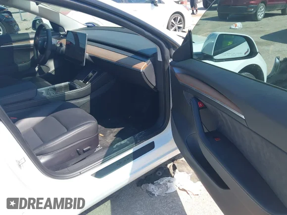 ✅ 2021 Tesla Model 3 Standard Range Plus • VIN: 5YJ3E1EA6MF098299 • Lot: 45102594. Wystawiony na IAAI z przebiegiem 49 339 mil. Bezpłatny archiwum sprzedaży aukcyjnych z USA i szczegółowy raport historii pojazdu na DreamBid. Zdjęcie 5.