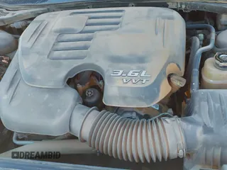 2014 Dodge Challenger SXT 100th Anniversary z VIN 2C3CDYAG4EH242714, wystawiony jako IAAI lot #42398310 z przebiegiem 168 369 mil mil oraz . Historia ofert i sprzedaży dostępna na DreamBid. Obrazek 18.