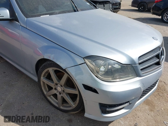 ✅ 2014 Mercedes-Benz C 250 Sport • VIN: WDDGF4HB4EG245351 • Lot: 43408611. Wystawiony na IAAI z przebiegiem 133 905 mil. Bezpłatny archiwum sprzedaży aukcyjnych z USA i szczegółowy raport historii pojazdu na DreamBid. Zdjęcie 6.