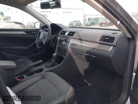 ✅ 2014 Volkswagen Passat S • VIN: 1VWAT7A35EC021264 • Lot: 44035458. Wystawiony na IAAI z przebiegiem 113 478 mil. Bezpłatny archiwum sprzedaży aukcyjnych z USA i szczegółowy raport historii pojazdu na DreamBid. Zdjęcie 5.