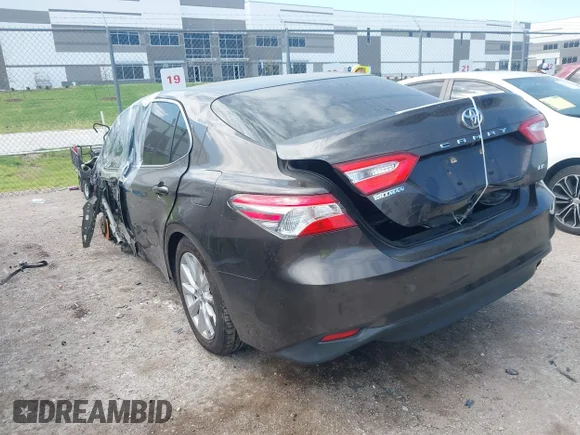 ✅ 2018 Toyota Camry SE • VIN: JTNB11HK2J3030680 • Lot: 43325478. Wystawiony na IAAI z przebiegiem 121 888 mil. Bezpłatny archiwum sprzedaży aukcyjnych z USA i szczegółowy raport historii pojazdu na DreamBid. Zdjęcie 3.