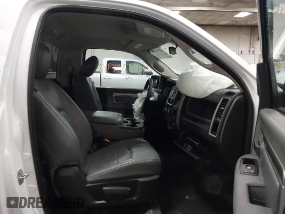 ✅ 2017 Ram 1500 Tradesman • VIN: 3C6JR7DT8HG688609 • Lot: 42570190. Wystawiony na IAAI z przebiegiem 93 570 mil. Bezpłatny archiwum sprzedaży aukcyjnych z USA i szczegółowy raport historii pojazdu na DreamBid. Zdjęcie 5.