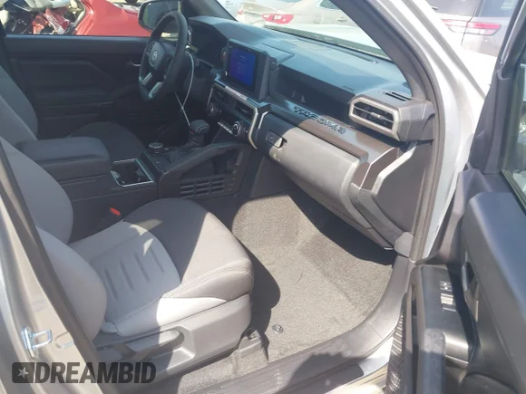 ✅ 2025 Toyota Tacoma Limited • VIN: 3TYLB5JN8ST094499 • Lot: 44525942. Wystawiony na IAAI z przebiegiem 1 943 mil. Bezpłatny archiwum sprzedaży aukcyjnych z USA i szczegółowy raport historii pojazdu na DreamBid. Zdjęcie 5.