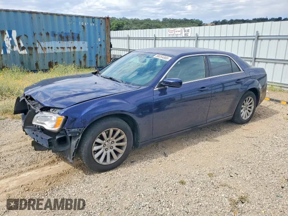 ✅ 2014 Chrysler 300 • VIN: 2C3CCAAG0EH200065 • Лот: 58054866. Опубликован ранее на Copart с пробегом 132 287 миль. Бесплатный доступ к архиву аукционных продаж из США и подробный отчёт об истории автомобиля на DreamBid. Изображение 1.