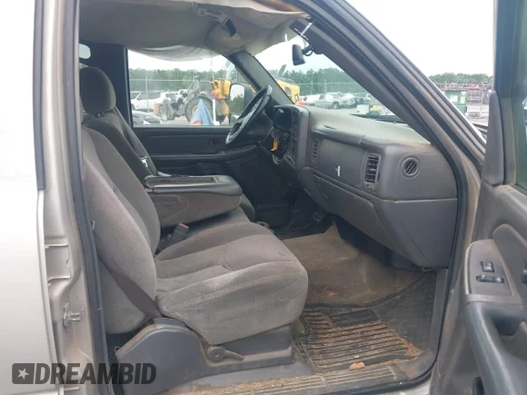 ✅ 2005 Chevrolet Silverado 2500HD LS • VIN: 1GCHK23UX5F871094 • Lot: 45432725. Wystawiony na IAAI z przebiegiem 246 360 mil. Bezpłatny archiwum sprzedaży aukcyjnych z USA i szczegółowy raport historii pojazdu na DreamBid. Zdjęcie 5.