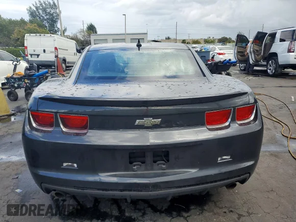 ✅ 2013 Chevrolet Camaro LS • VIN: 2G1FA1E38D9153391 • Лот: 45933986. Опубликован ранее на Copart с пробегом 113 217 миль. Бесплатный доступ к архиву аукционных продаж из США и подробный отчёт об истории автомобиля на DreamBid. Изображение 6.