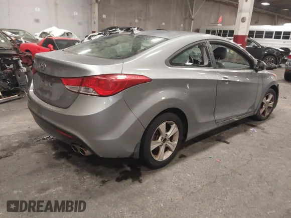 ✅ 2013 Hyundai Elantra SE • VIN: KMHDH6AE1DU009548 • Lot: 43981498. Wystawiony na IAAI z przebiegiem 156 045 mil. Bezpłatny archiwum sprzedaży aukcyjnych z USA i szczegółowy raport historii pojazdu na DreamBid. Zdjęcie 4.