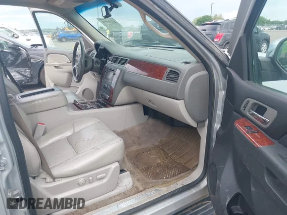 ✅ 2014 Chevrolet Suburban LTZ • VIN: 1GNSKKE76ER131528 • Lot: 45196036. Wystawiony na IAAI z przebiegiem 278 447 mil. Bezpłatny archiwum sprzedaży aukcyjnych z USA i szczegółowy raport historii pojazdu na DreamBid. Zdjęcie 5.