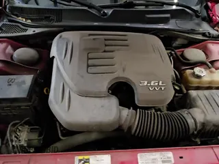 ✅ 2013 Dodge Challenger SXT Plus • VIN: 2C3CDYAG6DH520897 • Lot: 77946144. Wystawiony na Copart z przebiegiem 90 655 mil. Bezpłatny archiwum sprzedaży aukcyjnych z USA i szczegółowy raport historii pojazdu na DreamBid. Zdjęcie 13.