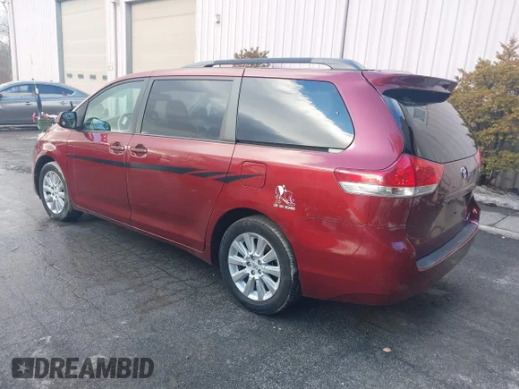 ✅ 2013 Toyota Sienna LE • VIN: 5TDJK3DC0DS062361 • Lot: 44065503. Wystawiony na IAAI z przebiegiem 156 767 mil. Bezpłatny archiwum sprzedaży aukcyjnych z USA i szczegółowy raport historii pojazdu na DreamBid. Zdjęcie 3.