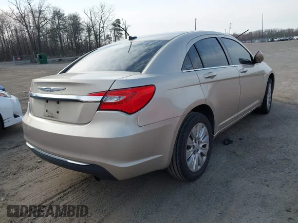 ✅ 2013 Chrysler 200 LX • VIN: 1C3CCBAB8DN561060 • Lot: 41851383. Wystawiony na IAAI z przebiegiem 176 228 mil. Bezpłatny archiwum sprzedaży aukcyjnych z USA i szczegółowy raport historii pojazdu na DreamBid. Zdjęcie 4.