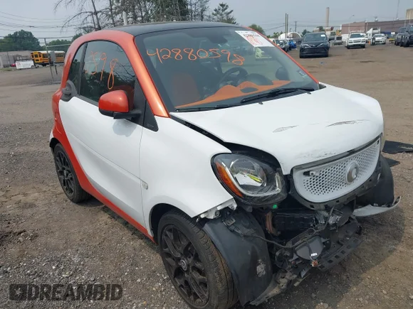 ✅ 2016 Smart fortwo Passion • VIN: WMEFJ5DAXGK054834 • Lot: 42880598. Wystawiony na IAAI z przebiegiem 71 551 mil. Bezpłatny archiwum sprzedaży aukcyjnych z USA i szczegółowy raport historii pojazdu na DreamBid. Zdjęcie 1.