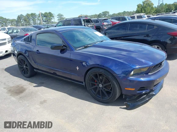 ✅ 2010 Ford Mustang V6 • VIN: 1ZVBP8AN7A5176025 • Lot: 43372074. Wystawiony na IAAI z przebiegiem 122 666 mil. Bezpłatny archiwum sprzedaży aukcyjnych z USA i szczegółowy raport historii pojazdu na DreamBid. Zdjęcie 1.