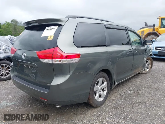 ✅ 2013 Toyota Sienna LE • VIN: 5TDKK3DC7DS381017 • Lot: 45184240. Wystawiony na IAAI z przebiegiem Nie podano. Bezpłatny archiwum sprzedaży aukcyjnych z USA i szczegółowy raport historii pojazdu na DreamBid. Zdjęcie 4.