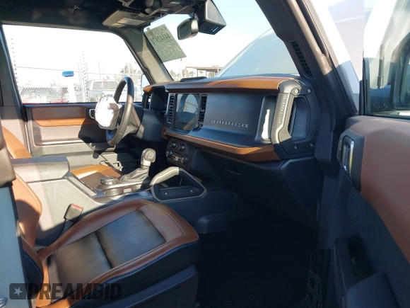 ✅ 2024 Ford Bronco Outer Banks • VIN: 1FMEE8BP9RLA60818 • Lot: 44142971. Wystawiony na IAAI z przebiegiem 14 126 mil. Bezpłatny archiwum sprzedaży aukcyjnych z USA i szczegółowy raport historii pojazdu na DreamBid. Zdjęcie 5.