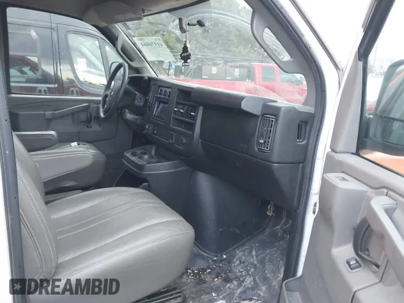 ✅ 2017 Chevrolet Express Cargo • VIN: 1GCWGAFF3H1137866 • Lot: 41576864. Wystawiony na IAAI z przebiegiem 202 657 mil. Bezpłatny archiwum sprzedaży aukcyjnych z USA i szczegółowy raport historii pojazdu na DreamBid. Zdjęcie 5.