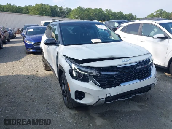 ✅ 2025 Kia Seltos S • VIN: KNDEU2AA5S7710633 • Лот: 43034031. Опубліковано раніше на IAAI з пробігом 8 443 миль. Безкоштовний доступ до архіву аукціонних продажів зі США та докладний звіт про історію автомобіля на DreamBid. Зображення 1.