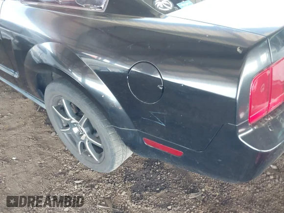 ✅ 2005 Ford Mustang Deluxe • VIN: 1ZVFT80N355223099 • Lot: 44949392. Wystawiony na IAAI z przebiegiem Nie podano. Bezpłatny archiwum sprzedaży aukcyjnych z USA i szczegółowy raport historii pojazdu na DreamBid. Zdjęcie 6.