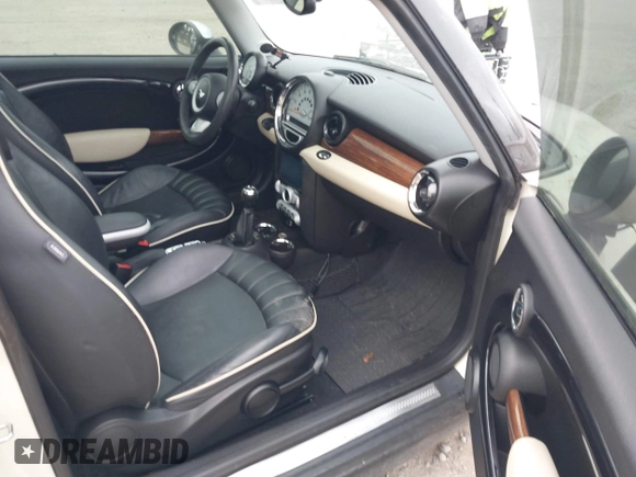 ✅ 2009 MINI Hardtop S • VIN: WMWMF73549TT94370 • Lot: 44487397. Wystawiony na IAAI z przebiegiem 102 338 mil. Bezpłatny archiwum sprzedaży aukcyjnych z USA i szczegółowy raport historii pojazdu na DreamBid. Zdjęcie 5.