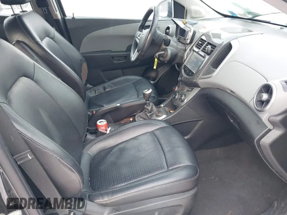 ✅ 2014 Chevrolet Sonic LTZ • VIN: 1G1JF6SBXE4173442 • Lot: 41803121. Wystawiony na IAAI z przebiegiem 160 767 mil. Bezpłatny archiwum sprzedaży aukcyjnych z USA i szczegółowy raport historii pojazdu na DreamBid. Zdjęcie 5.