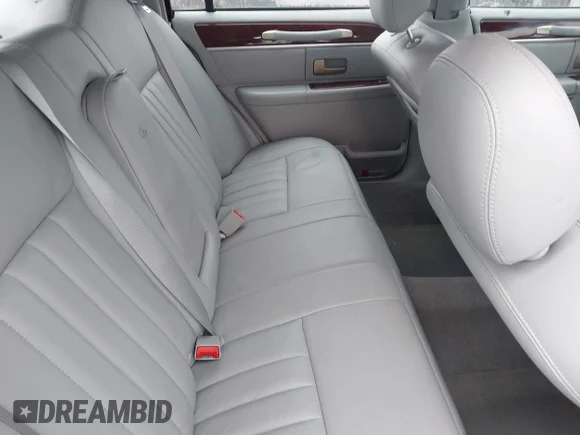 ✅ 2004 Lincoln Town Car Signature • VIN: 1LNHM81W24Y680303 • Lot: 44051329. Listed on IAAI with 46,584 mi. Free auction sales archive from the USA and detailed vehicle history report at DreamBid. Image 8.