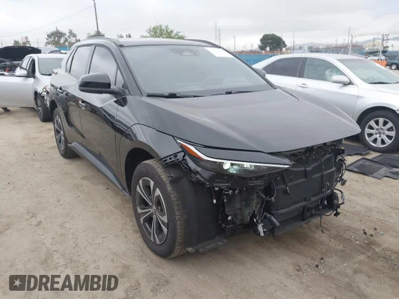 ✅ 2025 Toyota bZ4X XLE • VIN: JTMAAAAA1SA056945 • Lot: 44733154. Wystawiony na IAAI z przebiegiem 14 467 mil. Bezpłatny archiwum sprzedaży aukcyjnych z USA i szczegółowy raport historii pojazdu na DreamBid. Zdjęcie 1.