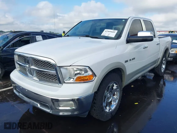 ✅ 2010 Dodge 1500 Laramie • VIN: 1D7RV1CT6AS183985 • Лот: 42909685. Опубліковано раніше на IAAI з пробігом 259 702 миль. Безкоштовний доступ до архіву аукціонних продажів зі США та докладний звіт про історію автомобіля на DreamBid. Зображення 2.