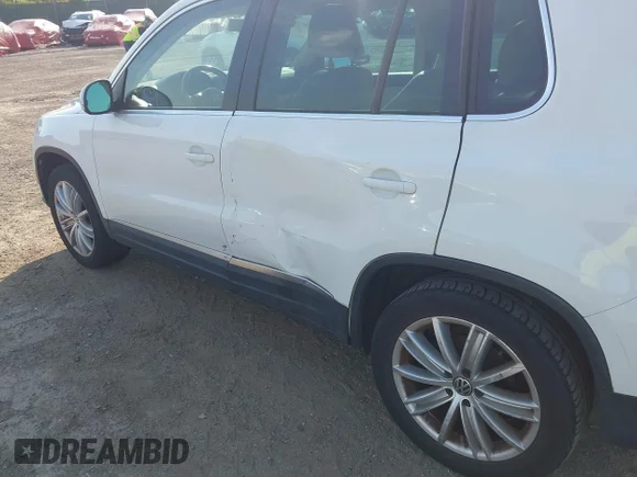 ✅ 2012 Volkswagen Tiguan S • VIN: WVGBV7AX4CW607577 • Lot: 45037655. Wystawiony na IAAI z przebiegiem 143 274 mil. Bezpłatny archiwum sprzedaży aukcyjnych z USA i szczegółowy raport historii pojazdu na DreamBid. Zdjęcie 6.