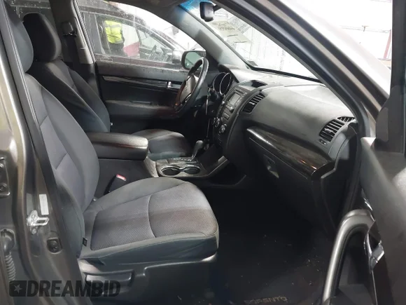 ✅ 2013 Kia Sorento LX • VIN: 5XYKTCA67DG310408 • Lot: 44604956. Wystawiony na IAAI z przebiegiem 128 873 mil. Bezpłatny archiwum sprzedaży aukcyjnych z USA i szczegółowy raport historii pojazdu na DreamBid. Zdjęcie 5.