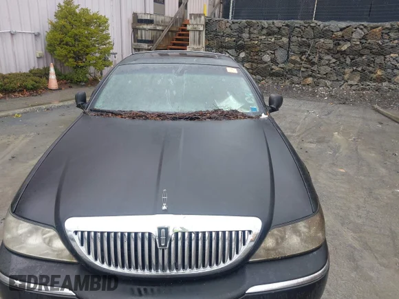 ✅ 2004 Lincoln Town Car Ultimate • VIN: 1LNHM83W64Y657300 • Lot: 44623071. Wystawiony na IAAI z przebiegiem 181 341 mil. Bezpłatny archiwum sprzedaży aukcyjnych z USA i szczegółowy raport historii pojazdu na DreamBid. Zdjęcie 6.