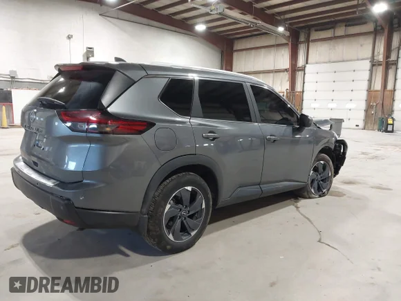 ✅ 2025 Nissan Rogue SV • VIN: 5N1BT3BA9SC859530 • Lot: 44920052. Wystawiony na IAAI z przebiegiem 13 920 mil. Bezpłatny archiwum sprzedaży aukcyjnych z USA i szczegółowy raport historii pojazdu na DreamBid. Zdjęcie 4.