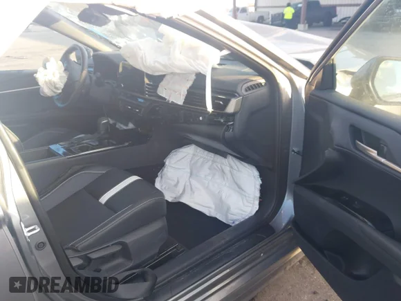 ✅ 2025 Toyota Camry LE • VIN: 4T1DAACK2SU562247 • Lot: 44024983. Wystawiony na IAAI z przebiegiem 20 489 mil. Bezpłatny archiwum sprzedaży aukcyjnych z USA i szczegółowy raport historii pojazdu na DreamBid. Zdjęcie 5.