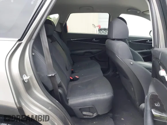 ✅ 2018 Kia Sorento LX • VIN: 5XYPG4A31JG423899 • Lot: 44549908. Wystawiony na IAAI z przebiegiem 125 312 mil. Bezpłatny archiwum sprzedaży aukcyjnych z USA i szczegółowy raport historii pojazdu na DreamBid. Zdjęcie 8.