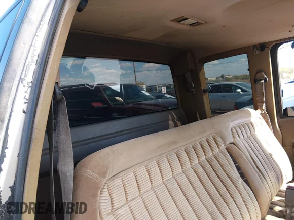 ✅ 1992 Chevrolet Silverado 1500 • VIN: 2GCEC19H7N1264517 • Lot: 44823196. Wystawiony na IAAI z przebiegiem 124 566 mil. Bezpłatny archiwum sprzedaży aukcyjnych z USA i szczegółowy raport historii pojazdu na DreamBid. Zdjęcie 8.